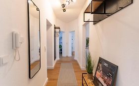 Peter Apartments - Wohnung 90Qm, 3 Schlafzimmer, Kueche, Wohnzimmer, Balkon, Netflix